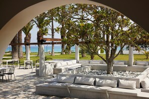 Se sirven desayunos, almuerzos y cenas; con vista al jardín