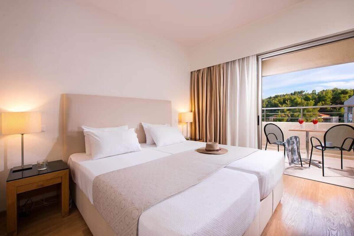 Habitación Deluxe, vista al jardín | Caja de seguridad en la habitación, escritorio y cortinas blackout
