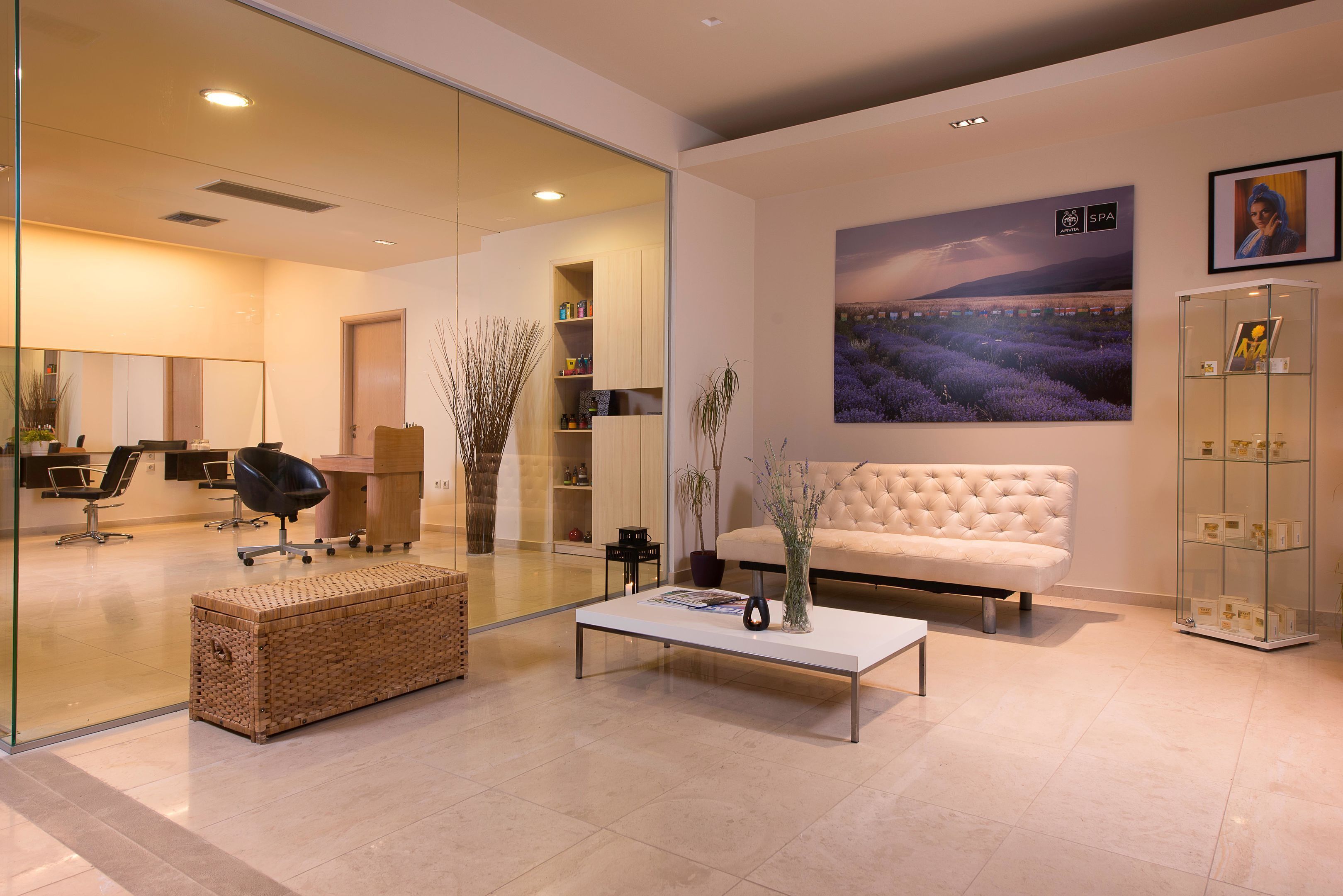 Un intérieur moderne avec un canapé, une table basse, un panier en osier et une vitrine.