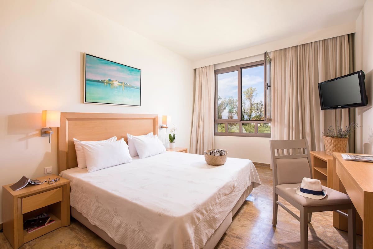 Family Suite Sea View | In-room safe, desk, blackout curtains, soundproofing