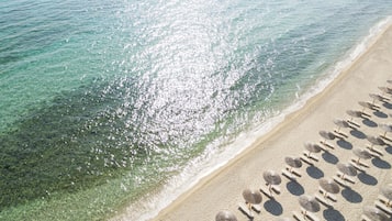 Privatstrand, Liegestühle, Sonnenschirme, Strandtücher