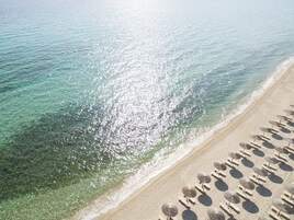 Playa privada, sillas reclinables de playa, sombrillas, toallas de playa