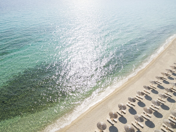 Plage privée, chaises longues, parasols, serviettes de plage