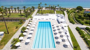 A resort with a large swimming pool, sun loungers, and a view of the sea. - Kassandra Palace Seaside Resort (Kassandra)