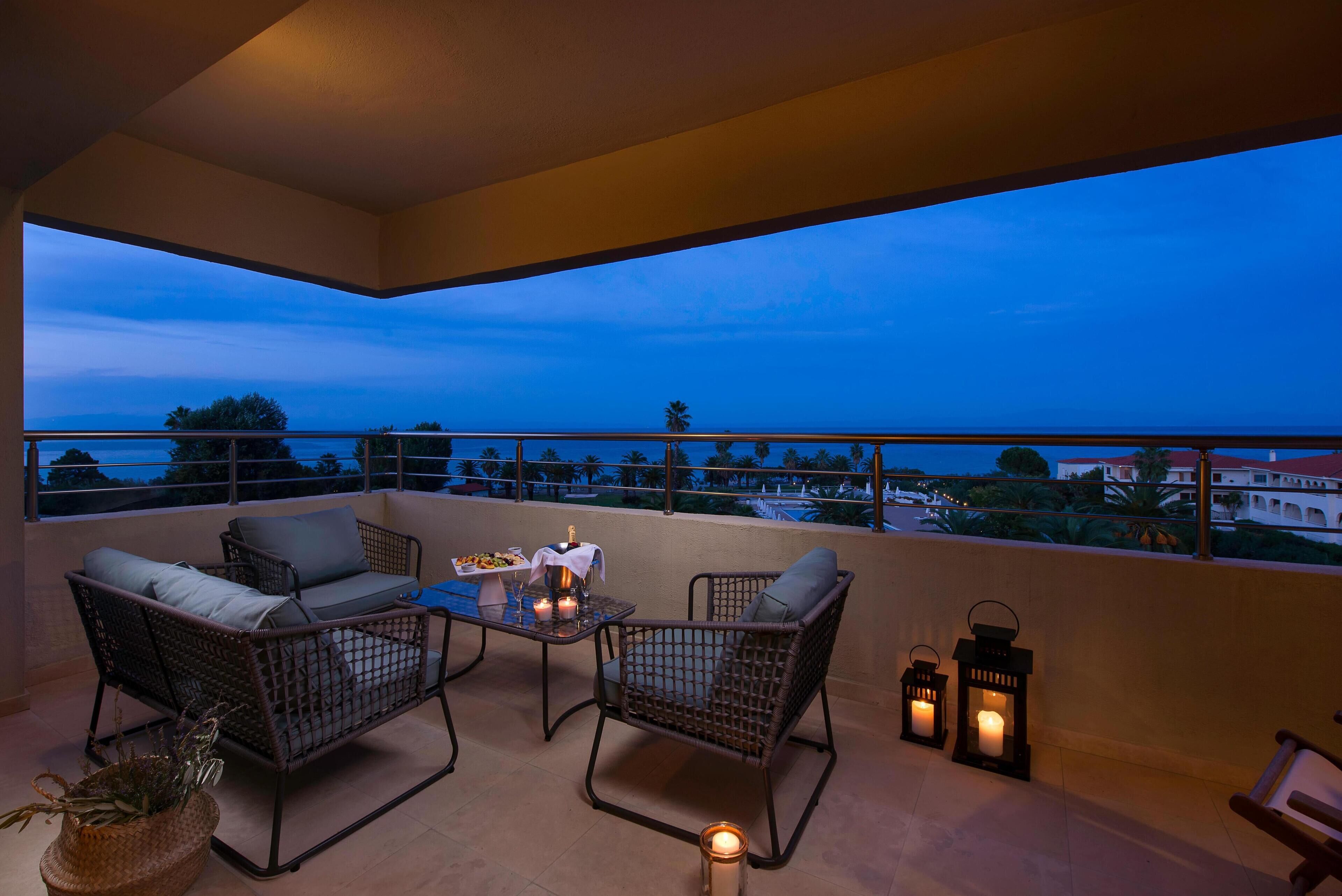 خزنة داخل الغرفة ومكتب وستائر تعتيم وتجهيزات عازلة للصوت