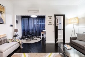Superior Studio Suite | Living area - Regents Court Sydney (Potts Point)