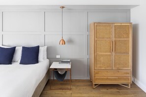 Superior Studio, 1 Queen Bed with Sofa bed | Laptop workspace, blackout drapes, iron/ironing board, free WiFi