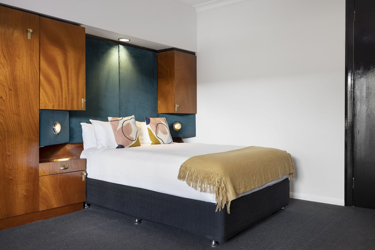 Deluxe-Studio, 1 Queen-Bett | 1 Schlafzimmer, laptopgeeigneter Arbeitsplatz, Verdunkelungsvorhänge