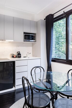 Superior Studio Suite | Private kitchen | Fridge, microwave, stovetop, toaster