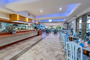 2 restaurants, breakfast, lunch, dinner served; international cuisine 