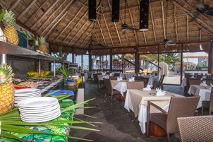 Morgunverður (13 USD á mann)