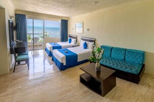 Junior-svíta - svalir | Öryggishólf í herbergi, myrkratjöld/-gardínur, straujárn/strauborð