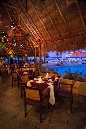 2 restaurantes; se sirven desayunos, almuerzos y cocina internacional 