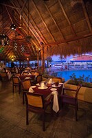 2 restaurantes; se sirve desayuno, almuerzo y cena