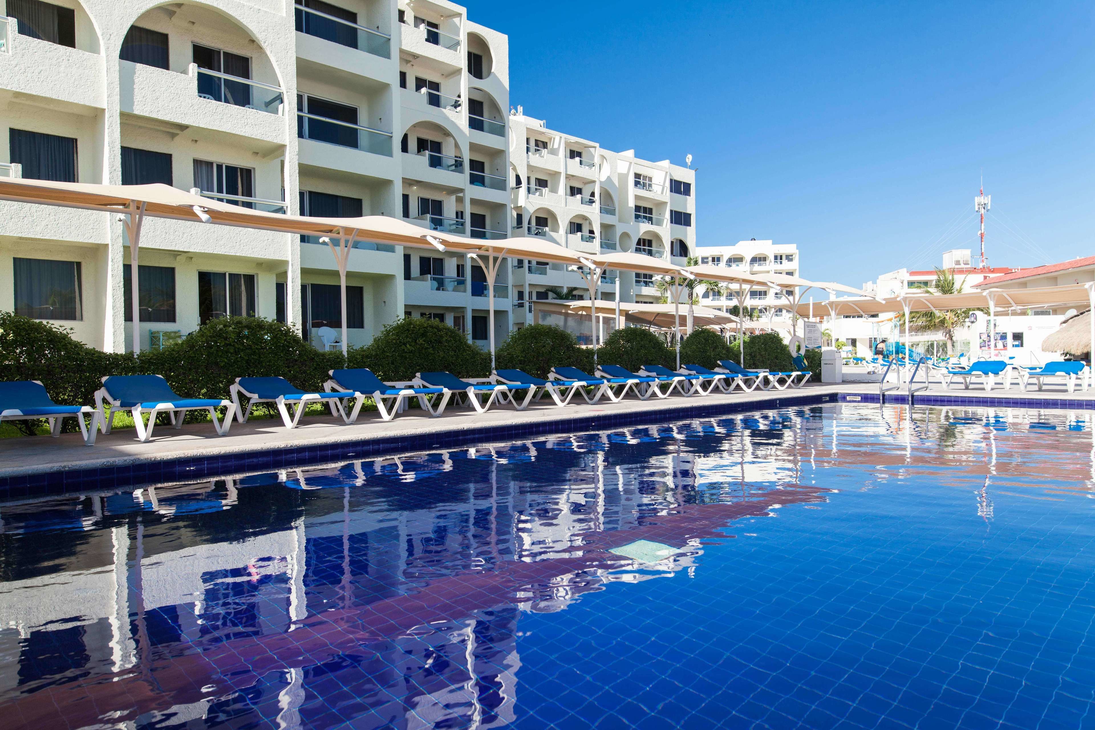 2 室外游泳池，日光浴躺椅，现场救生员