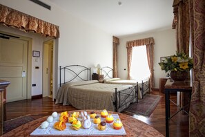 Tomannsrom – superior | Minibar, safe på rommet og barnesenger (inkludert)