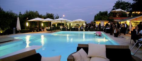 Alberca al aire libre por temporada y sombrillas en la alberca