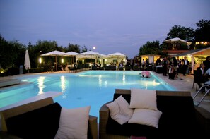 Piscina a l'aire lliure de temporada, para-sols i gandules 