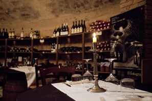 2 restaurants; s'hi serveixen dinars i sopars