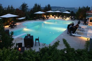 Piscina a l'aire lliure de temporada, para-sols i gandules 