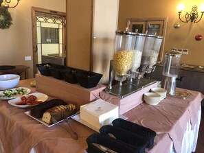 每日供應歐陸早餐 (每人 EUR16)