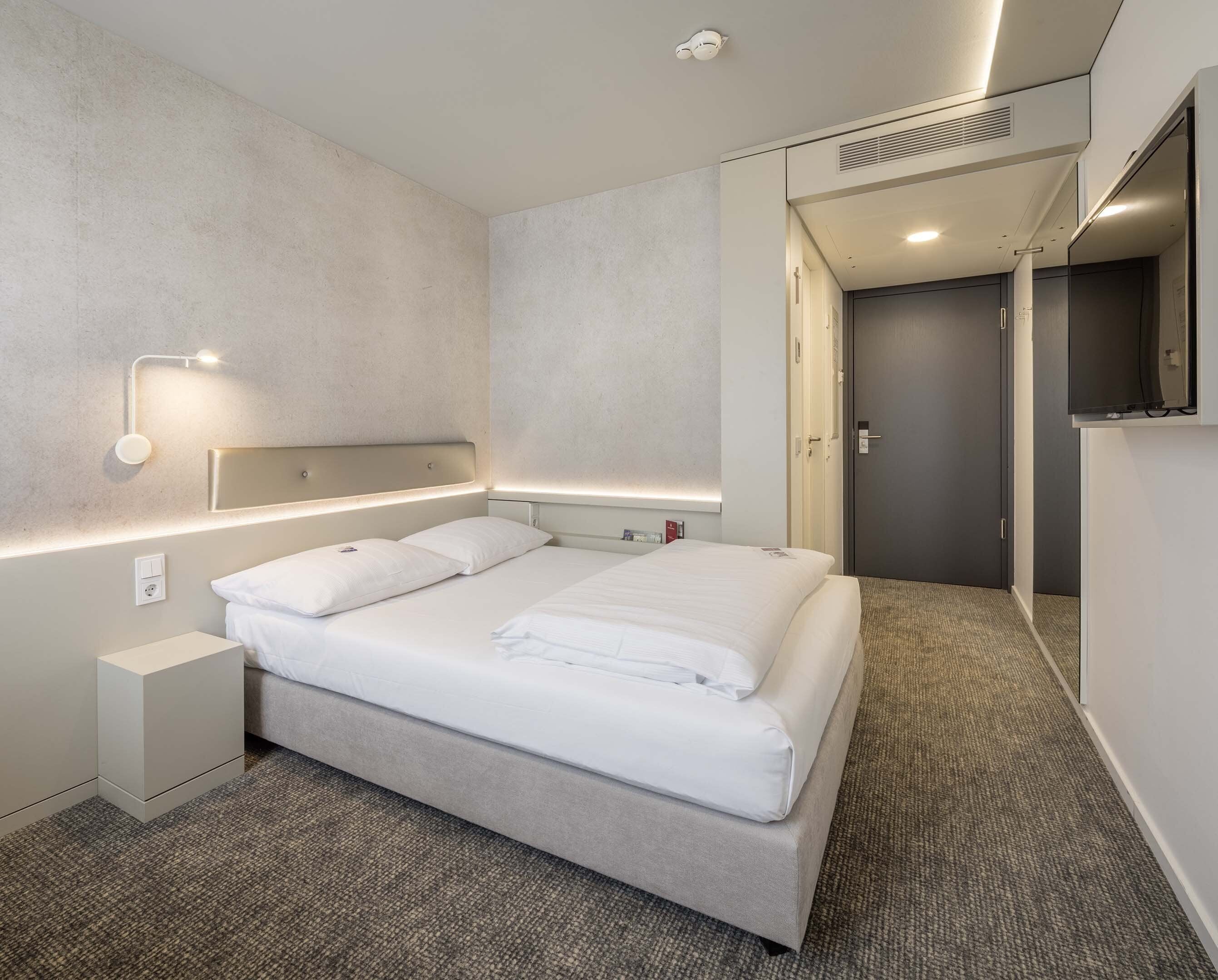 business single room, non smoking, aircondition | hypo-allergenic bedding, minibar, in-room safe, desk
