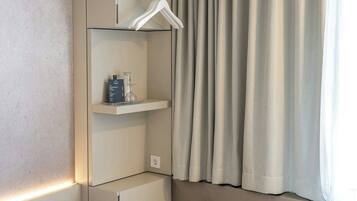 Hypo-allergenic bedding, minibar, in-room safe, desk
