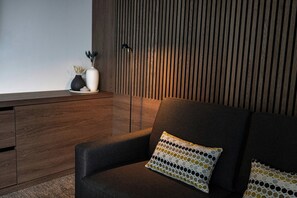 Suite, non fumatori, balcone | Biancheria da letto ipoallergenica, minibar, una cassaforte in camera