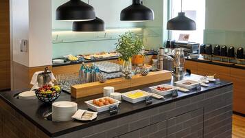 Tägliches Frühstücksbuffet gegen Gebühr