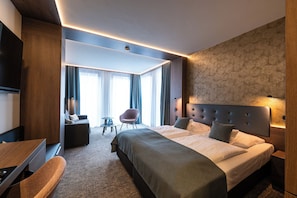 Superior tweepersoonskamer, niet-roken (XL) | Hypoallergeen beddengoed, een minibar, een kluis op de kamer, een bureau
