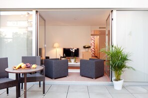 Suite, non-fumeurs, balcon | Literie hypoallergénique, minibar, coffres-forts dans les chambres