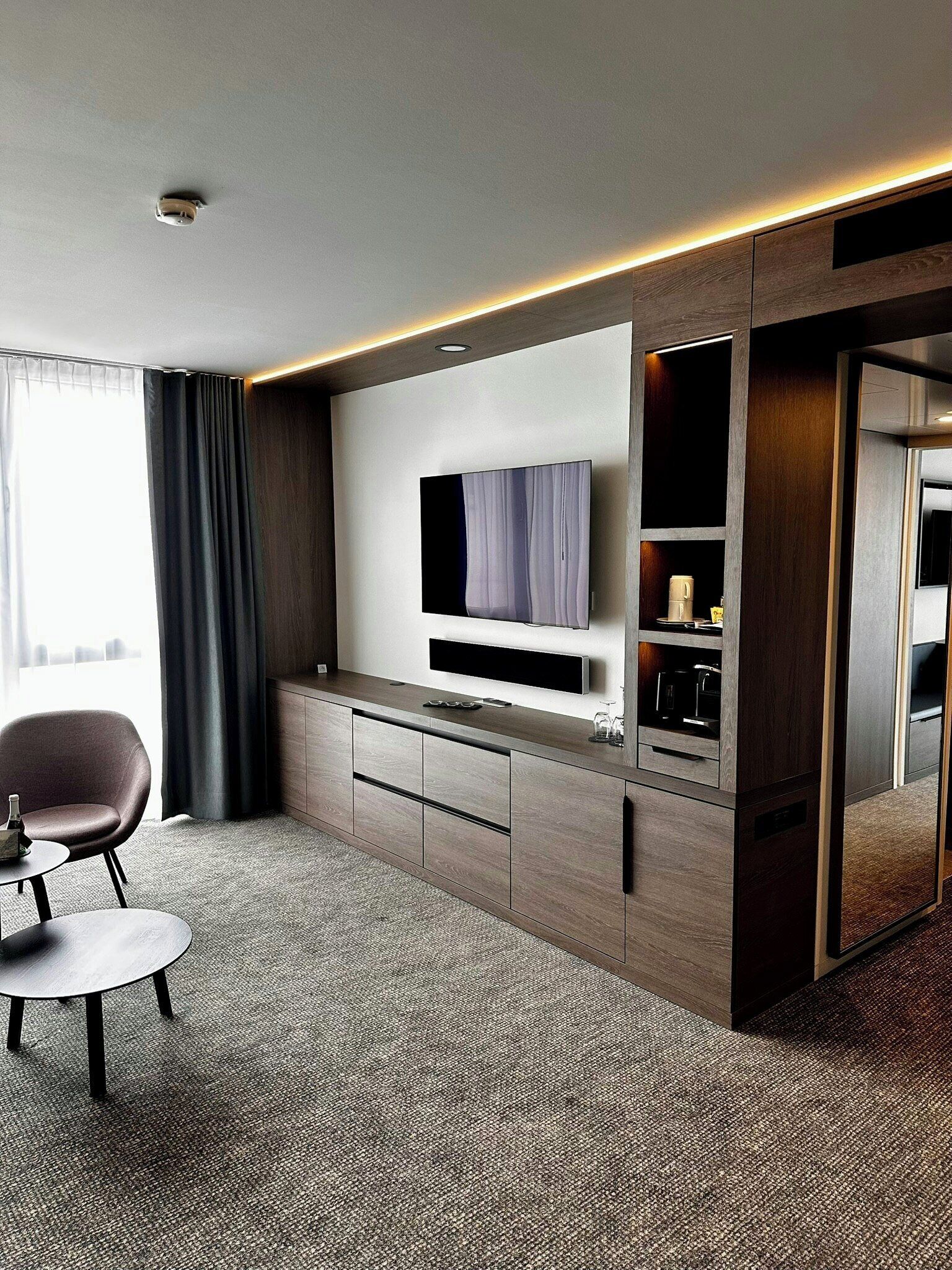 Suite, para no fumadores, balcón | Ropa de cama hipoalergénica y minibar 