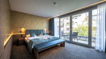 Suite mit Balkon, Nichtraucher, Klimaanlage | Allergikerbettwaren, Minibar, Zimmersafe, Schreibtisch