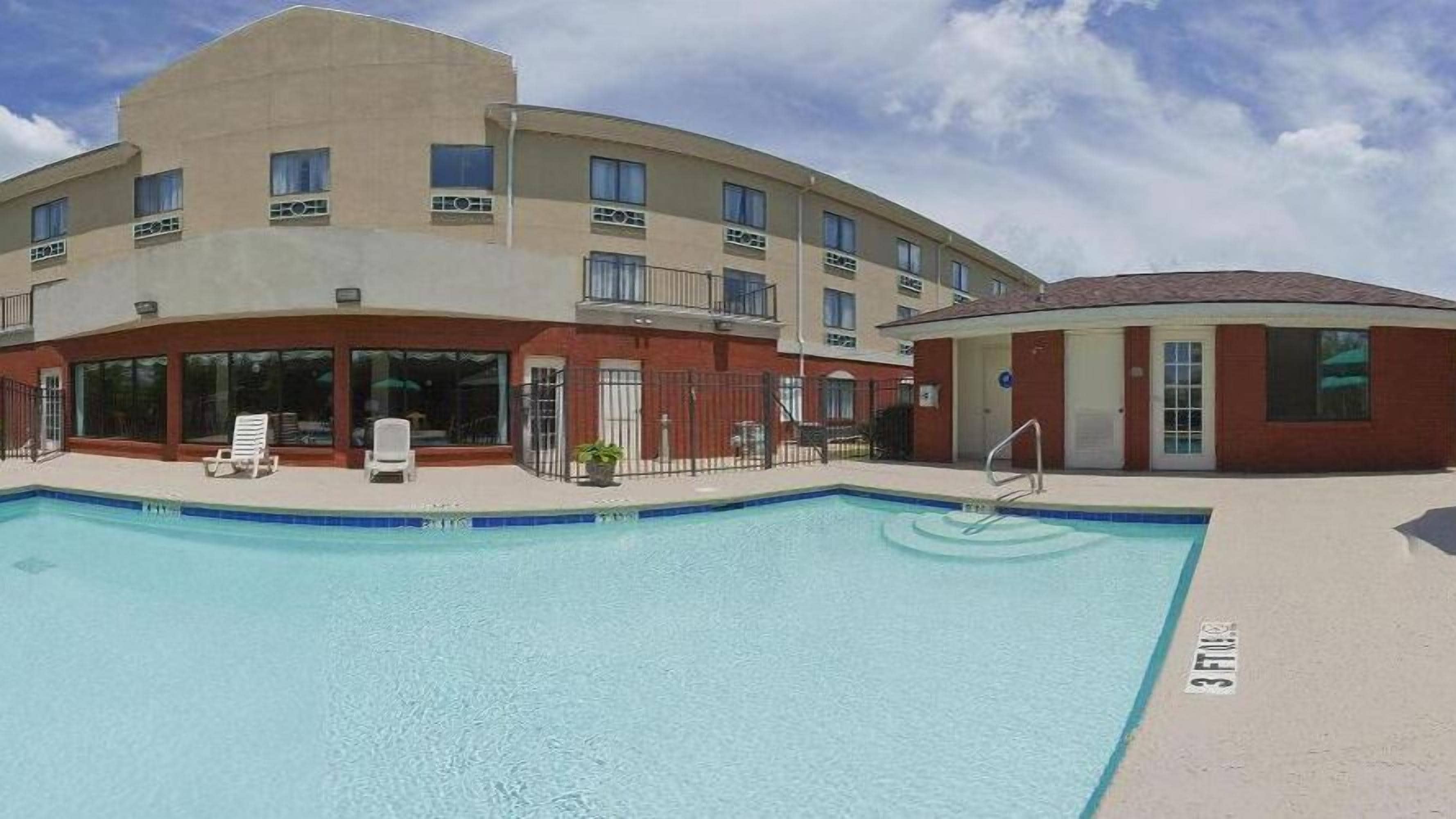 En säsongsöppen utomhuspool