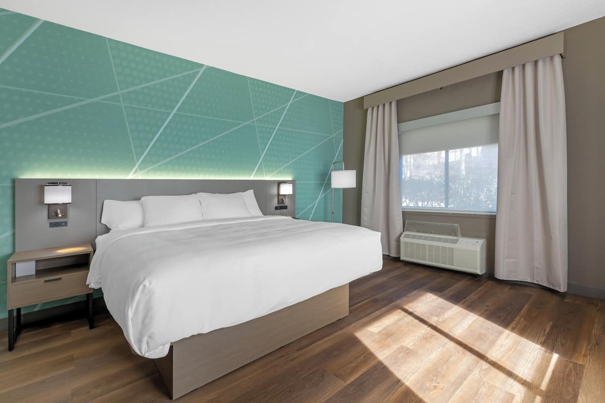 Escritorio, espacio para trabajar con laptop y cortinas blackout