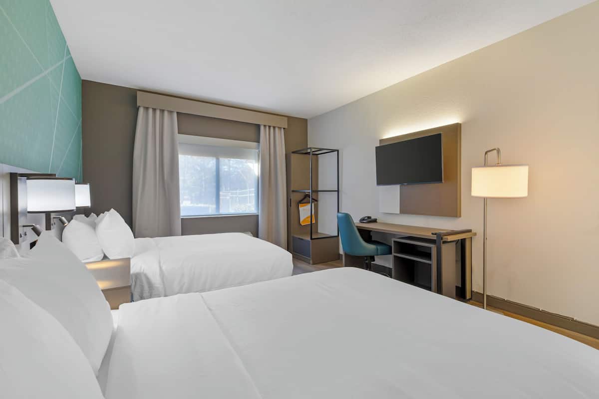 Escritorio, espacio para trabajar con laptop y cortinas blackout