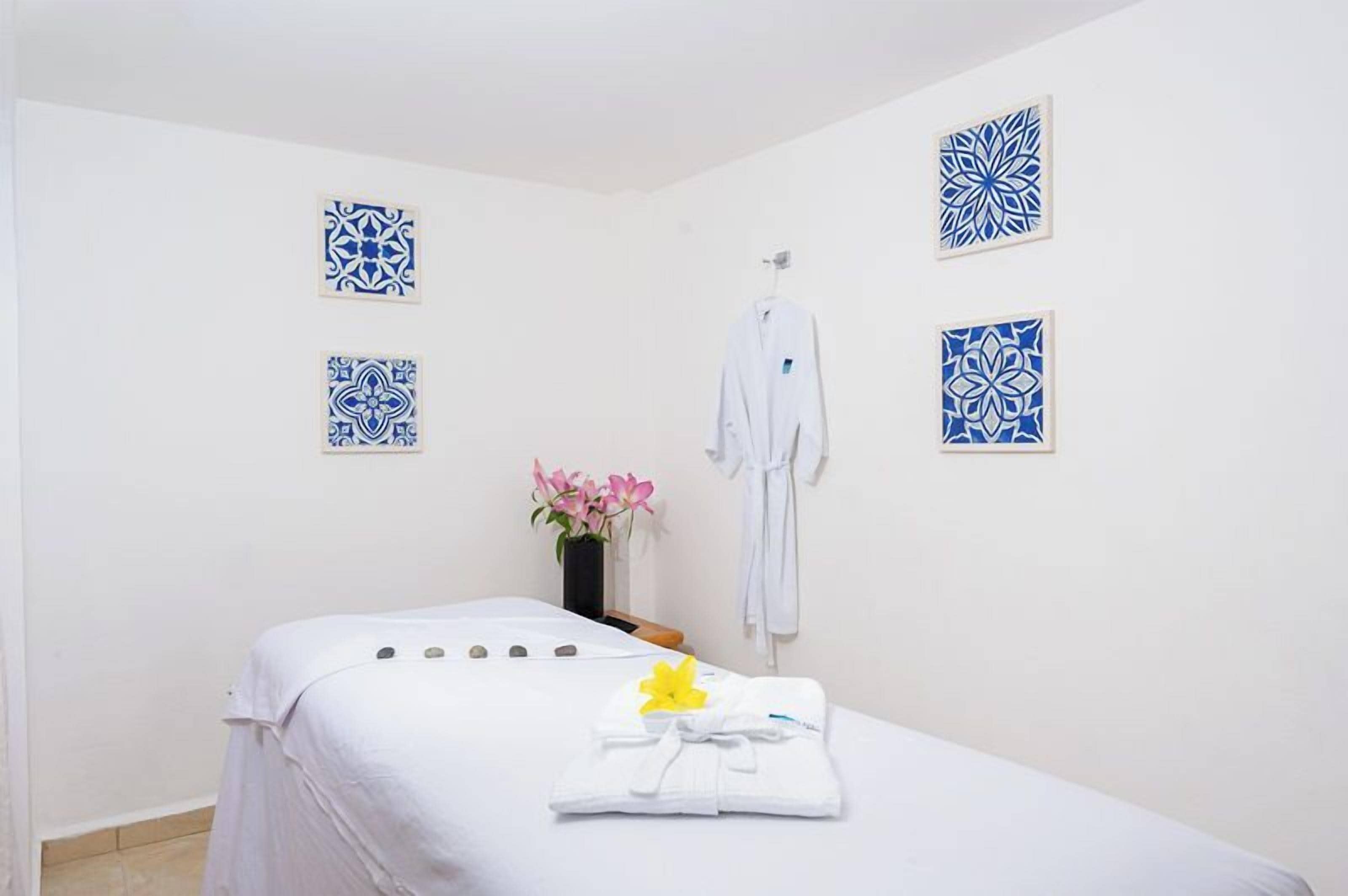 พื้นที่ทรีทเมนท์กลางแจ้ง, ทรีทเมนท์ดูแลผิว, การนวดด้วยหินร้อน