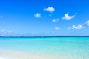 Privatstrand, weißer Sandstrand, Liegestühle, Sonnenschirme
