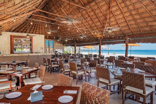 2 restaurantes, é servido café da manhã