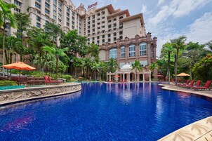 Una piscina al aire libre, sombrillas