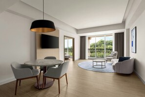 이그제큐티브 스위트, 더블침대 1개 | 거실 | 디지털 채널 시청이 가능한 55인치 LED TV