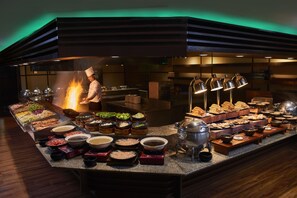 3 restaurants, servant le déjeuner et le dîner; cuisine chinoise