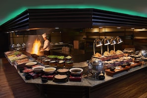 3 restaurants, servant le déjeuner et le dßner; cuisine chinoise