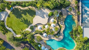 Piscine extérieure, parasols de plage