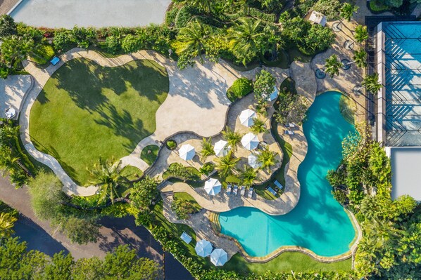 Una piscina al aire libre, sombrillas