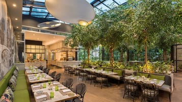 4 restaurants; breakfast, lunch, and dinner served
