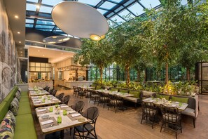 4 restaurants; breakfast, lunch, and dinner served - JW Marriott Surabaya (Surabaya)