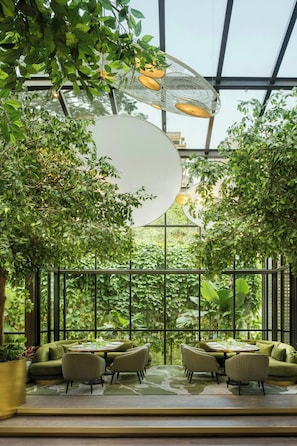 4 restoran, melayani sarapan, makan siang; sajian masakan internasional