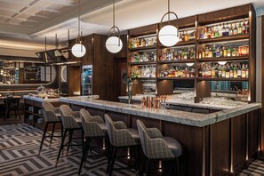 4 restaurants servant le petit déjeuner, le déjeuner et le dîner