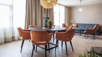 Junior-Suite, Nichtraucher | Wohnbereich | Fernseher, Fußbodenheizung